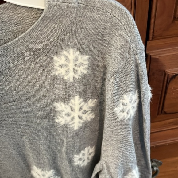 NWT Talbots Gray Crewneck Sweater With Embroidered Snowflakes Size Large - Picture 6 of 10